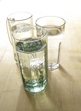 Sa gota ujë duhet t'i konsumojnë fëmijët?