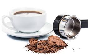 Pije kafenë me kanellë